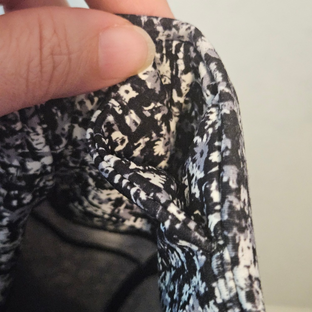 Zyia Active Black White Floral Pixelated Print Leggings with Pockets Size 12 - Picture 8 of 9